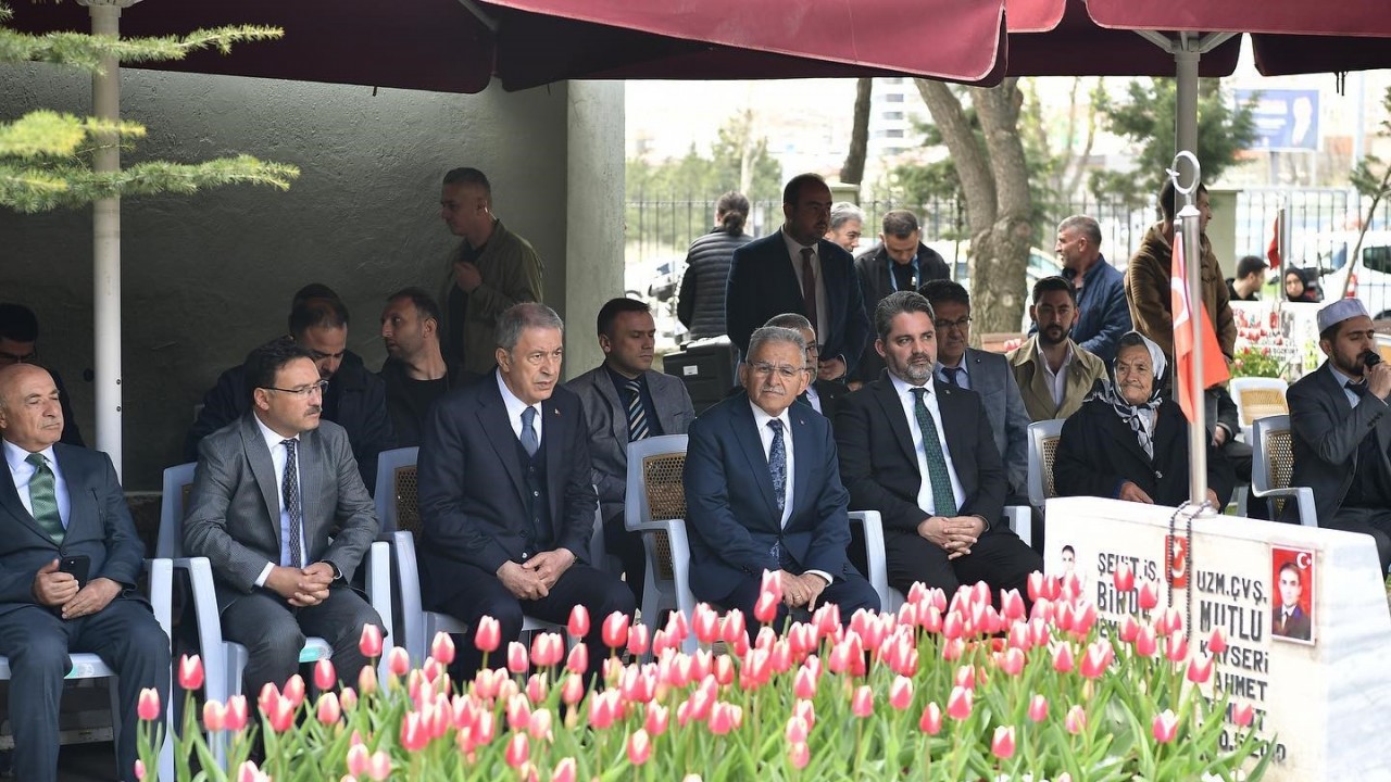 Bakan Akar, Vali Çiçek ve Başkan Büyükkılıç’tan şehitlik ziyareti