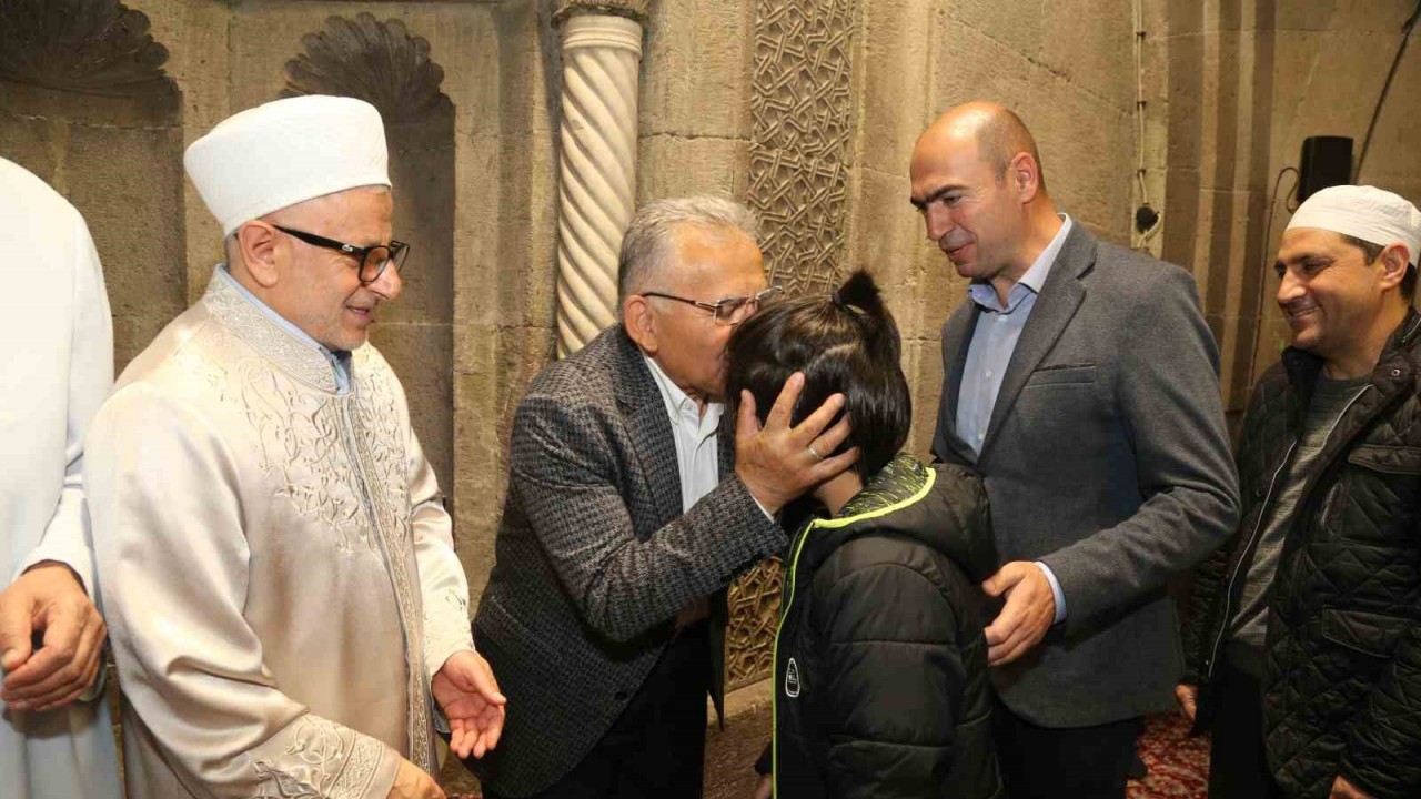 Başkan Büyükkılıç, bayram namazı sonrası vatandaşla bayramlaştı