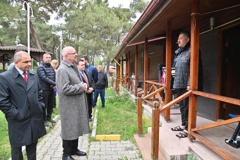 Başkan Ergün, Kırkağaç’ta depremzede aileleri ziyaret etti