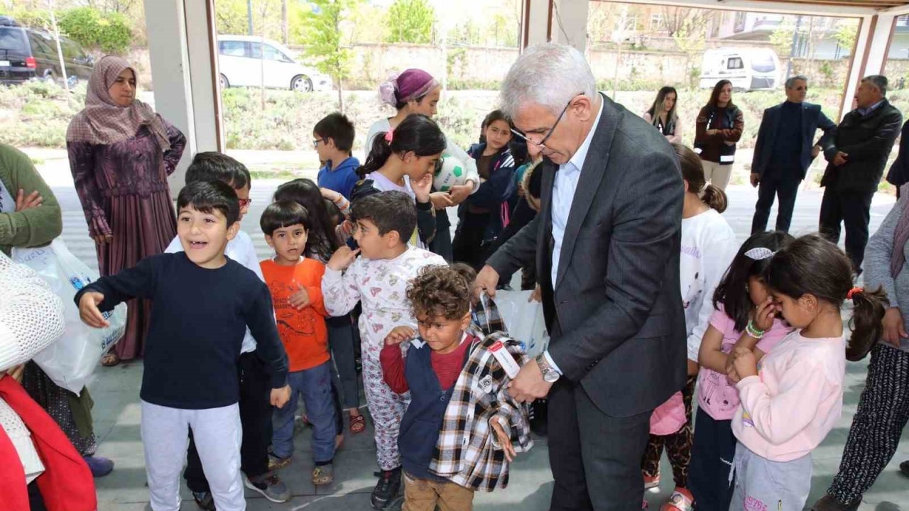 Başkan Güder, depremzede çocukların yüzünü güldürdü