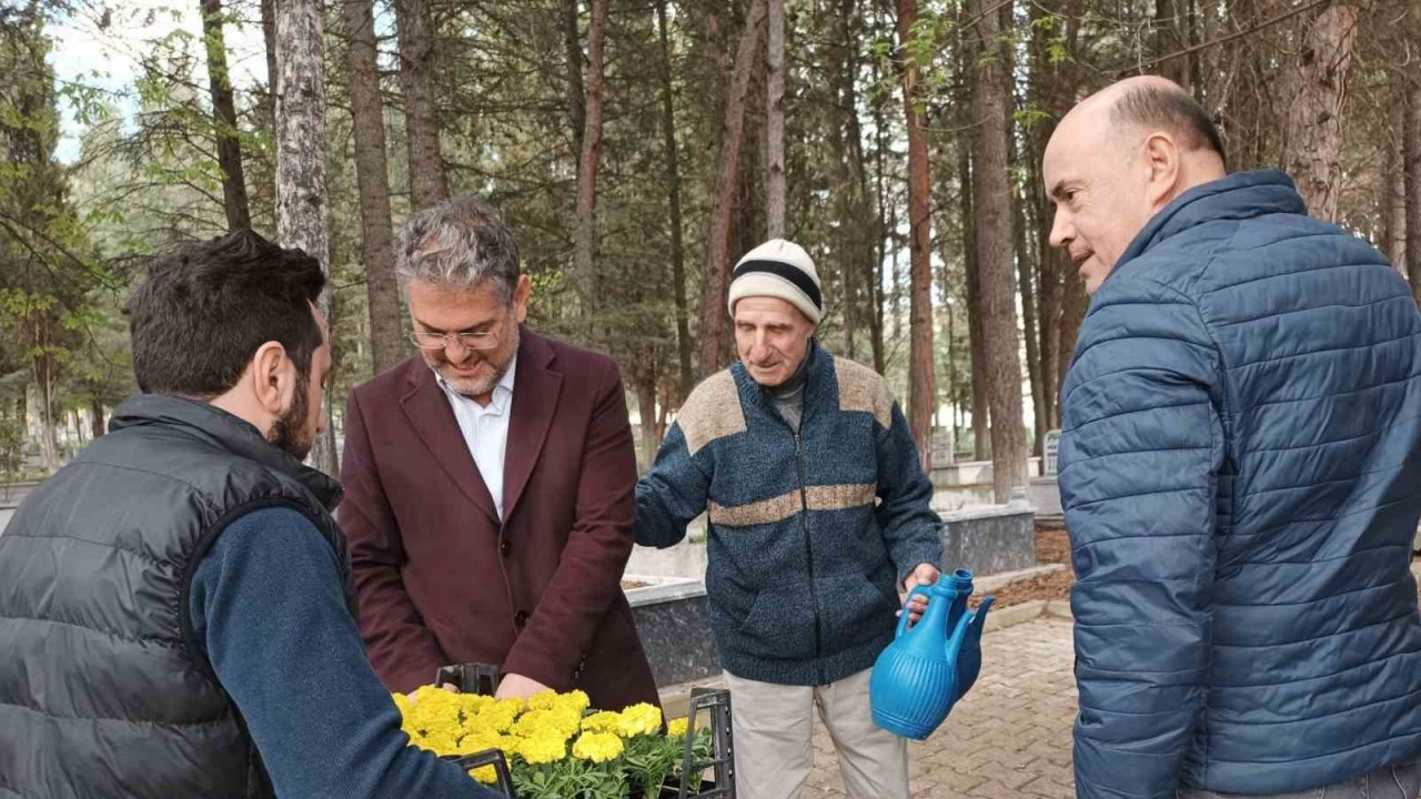 Başkan Suer, ilçe mezarlığında vatandaşlara çiçek takdim etti