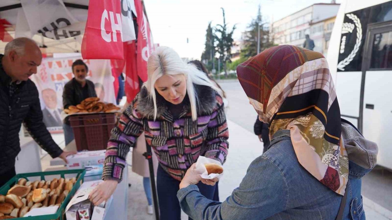 Başkan V. Subaşı işçilere simit ve meyve suyu ikram etti