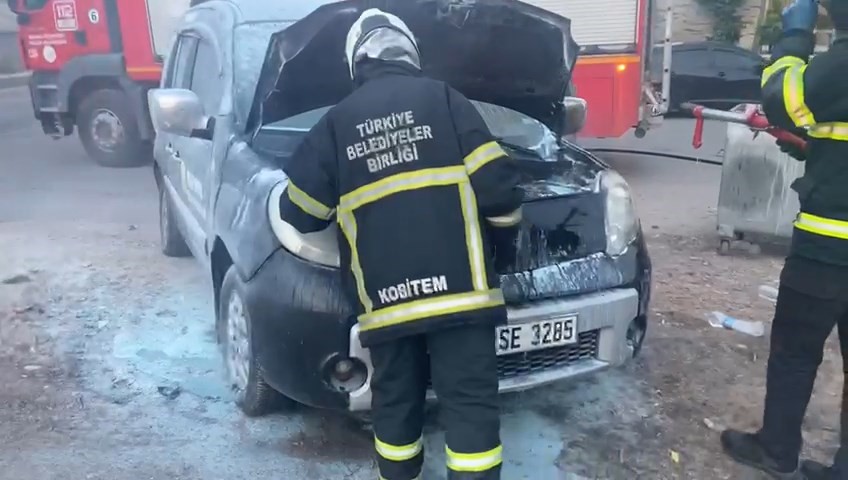 Batman’da park halindeki hafif ticari araç alev aldı