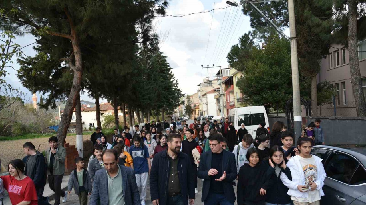 Bayram öncesi gençlerden şehitlik ziyareti