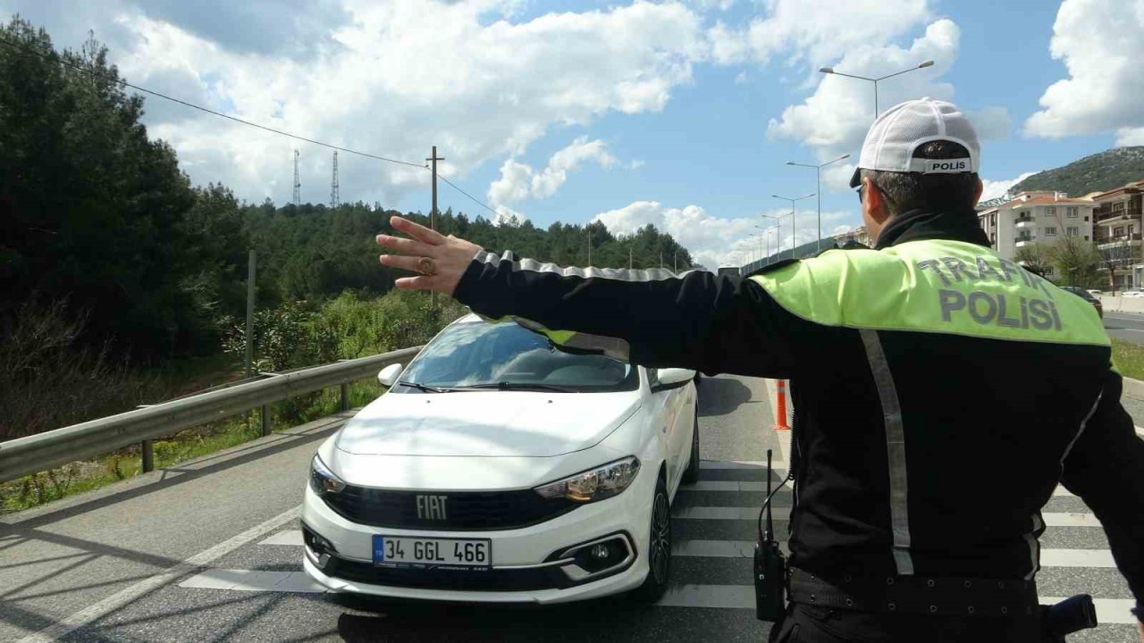 Bayram trafiğindeki araç sürücüleri uyarıldı