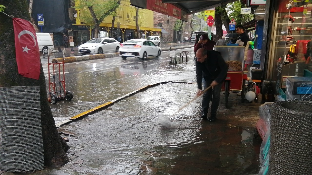 Beyoğlu’nda esnafın yağmurla imtihanı