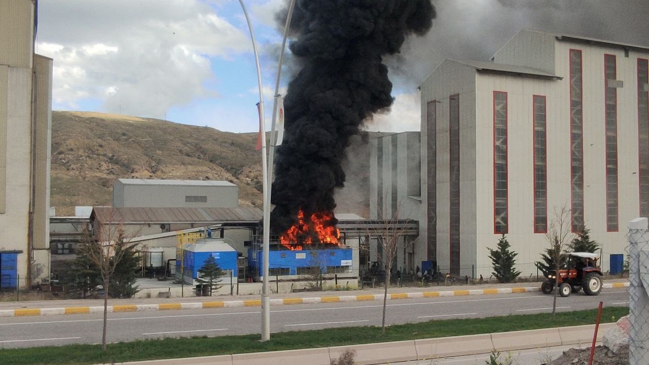 Çankırı’da korkutan fabrika yangını: Siyah dumanlar gökyüzünü kapladı