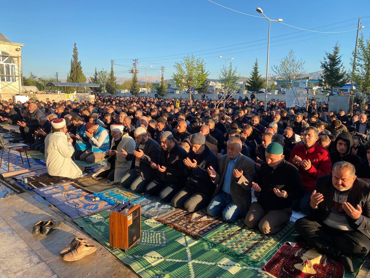 Deprem bölgesi Adıyaman’da bayram namazında eller semaya kalktı