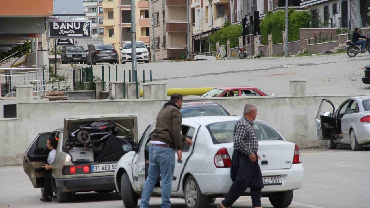 Deprem bölgesi Hatay’da bayram yoğunluğu, yakınlarına destek için geldiler