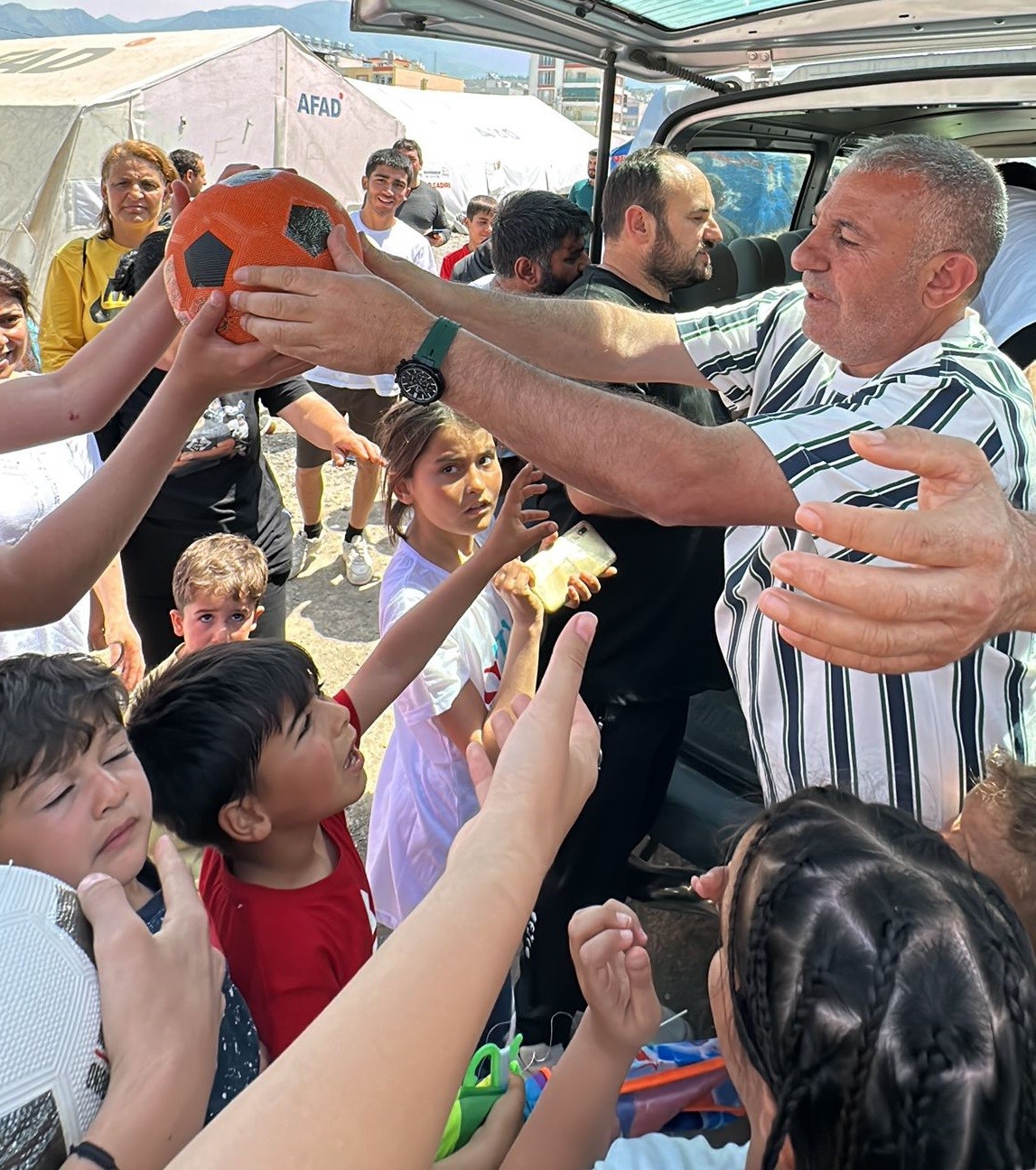 Depremzede çocukların gönüllerine dokunuldu