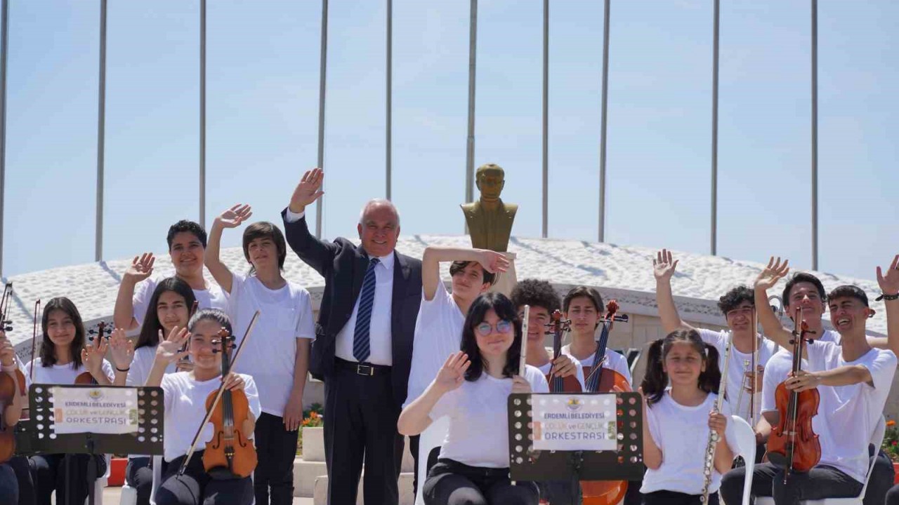 Depremzede öğrenciler, "Bir Başkadır Benim Memleketim" şarkısını seslendirdi