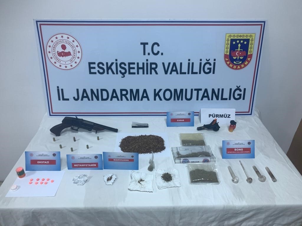 Devriye esnasında şüphelenilen 3 şahsın üzerinde, ikametinde ve aracında uyuşturucu bulundu