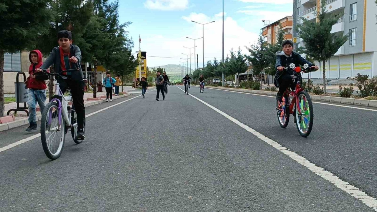 Dicle’de trafik güvenliği ve sağlıklı yaşama dikkat çekmek için pedal çevrildi