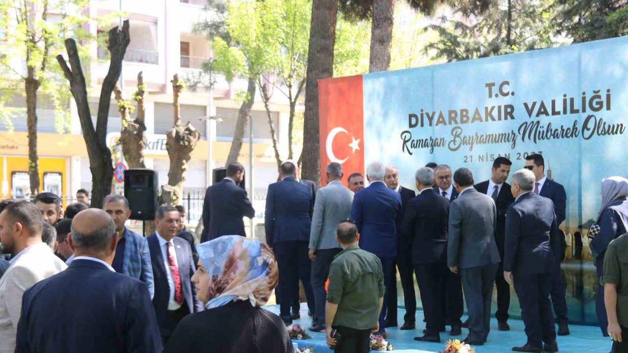 Diyarbakır Valisi Su, vatandaşlarla bayramlaştı