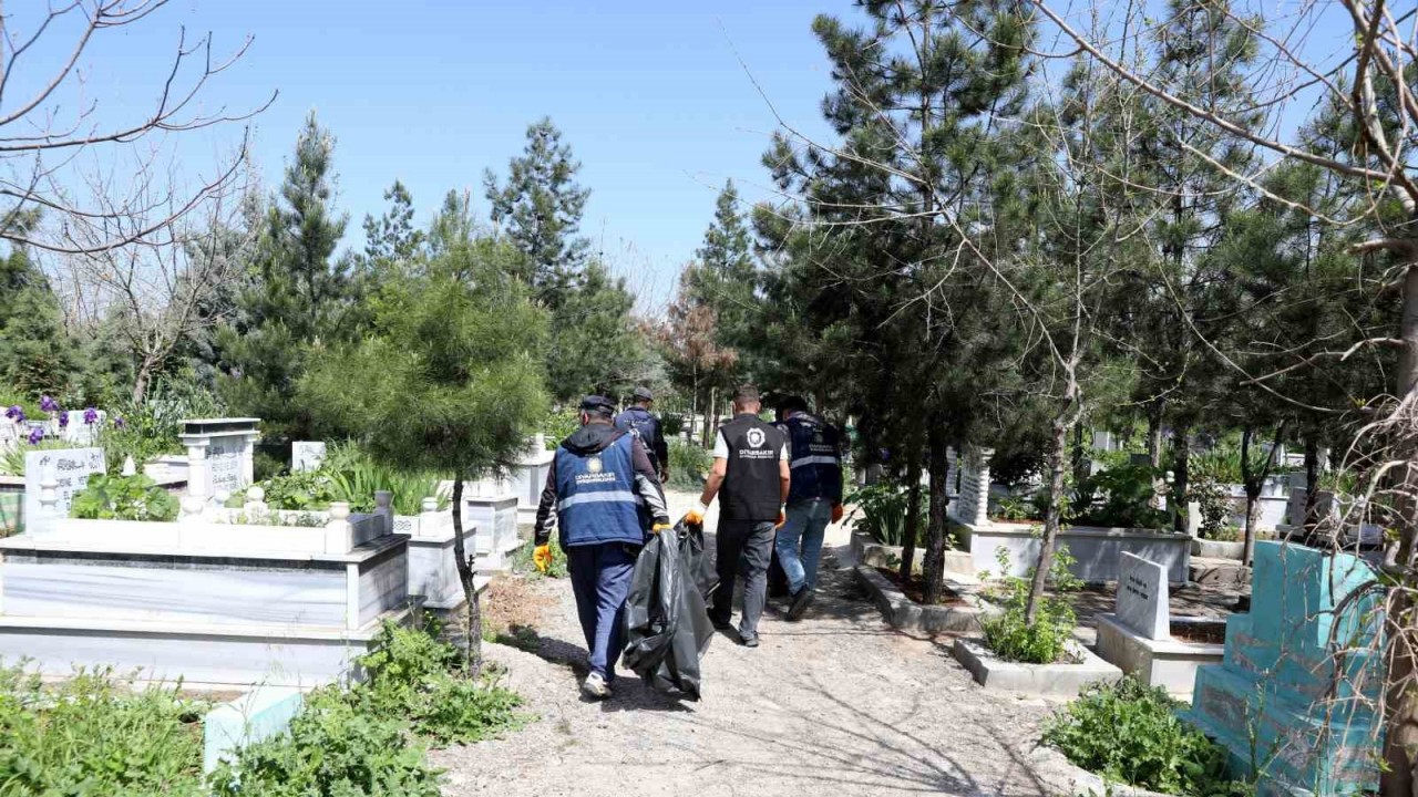 Diyarbakır’da mezarlıklarda bayram temizliği