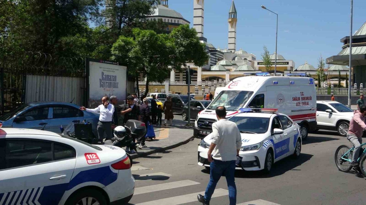 Diyarbakır’da otomobiller kavşakta çarpıştı: 2 yaralı