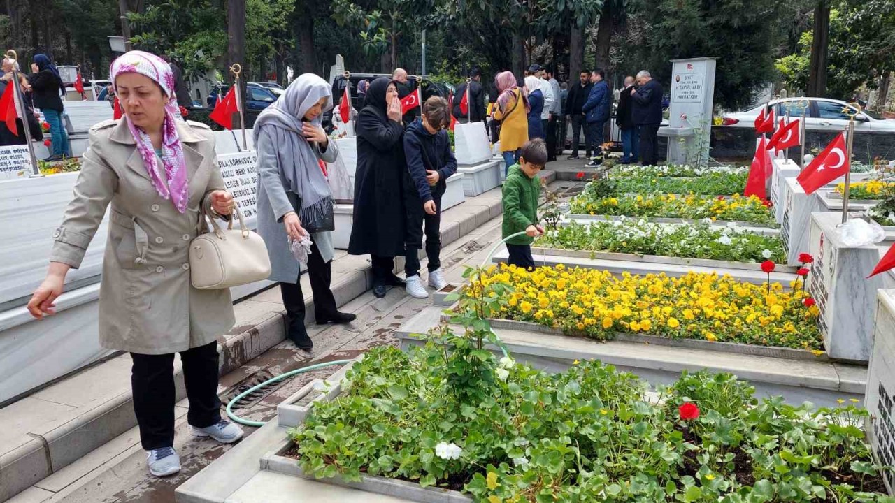 Edirnekapı Şehitliği’nde buruk bayram