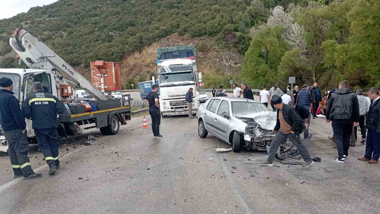 Eğirdir’de kamyonet ile otomobil çarpıştı: 5 yaralı