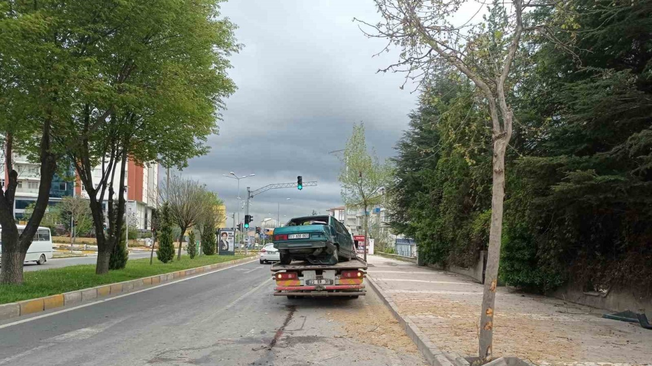 Elazığ’da otomobil ağaca çarptı: 1 yaralı