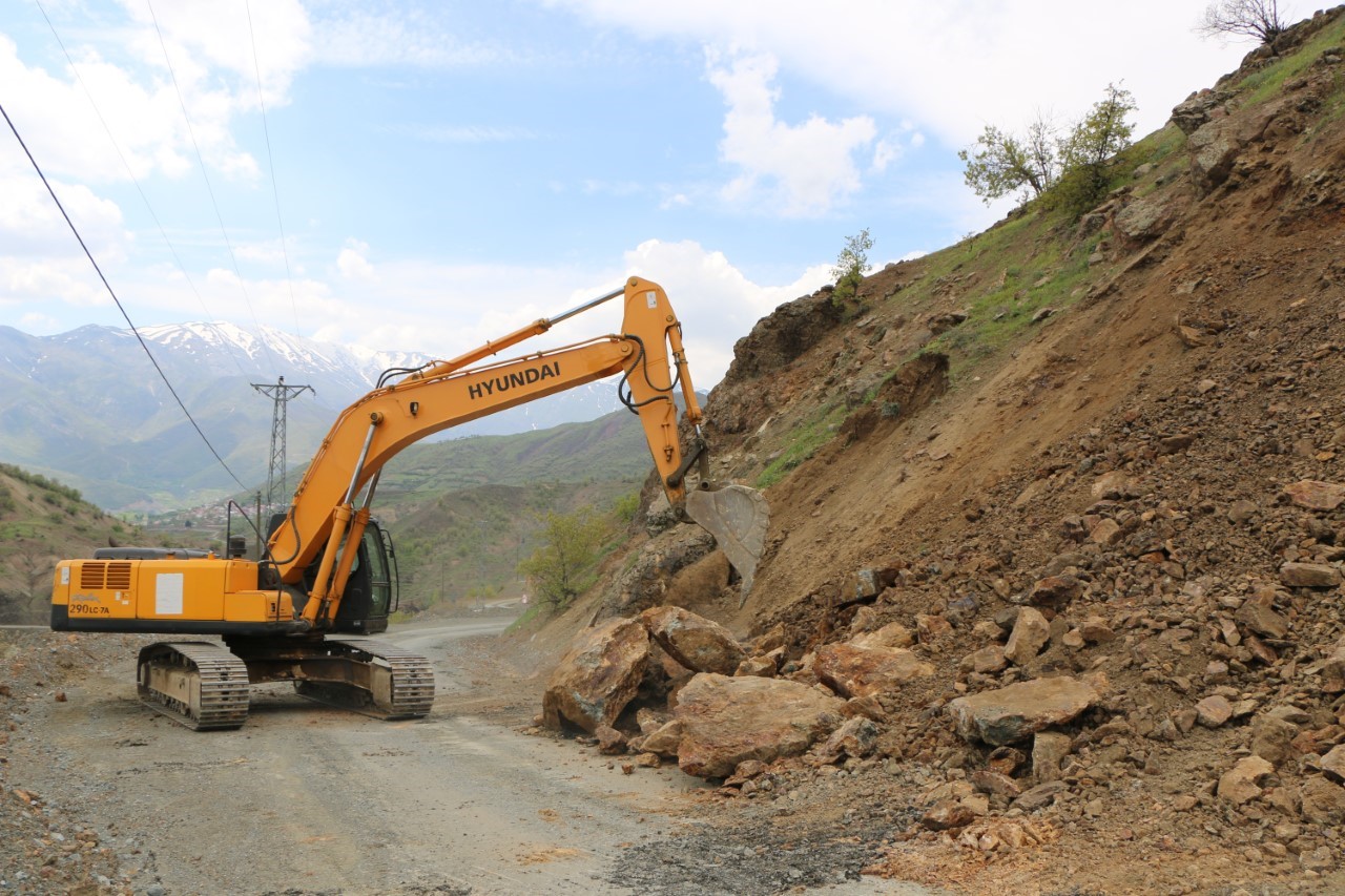 Elazığ’da yol genişletme çalışmaları sürüyor