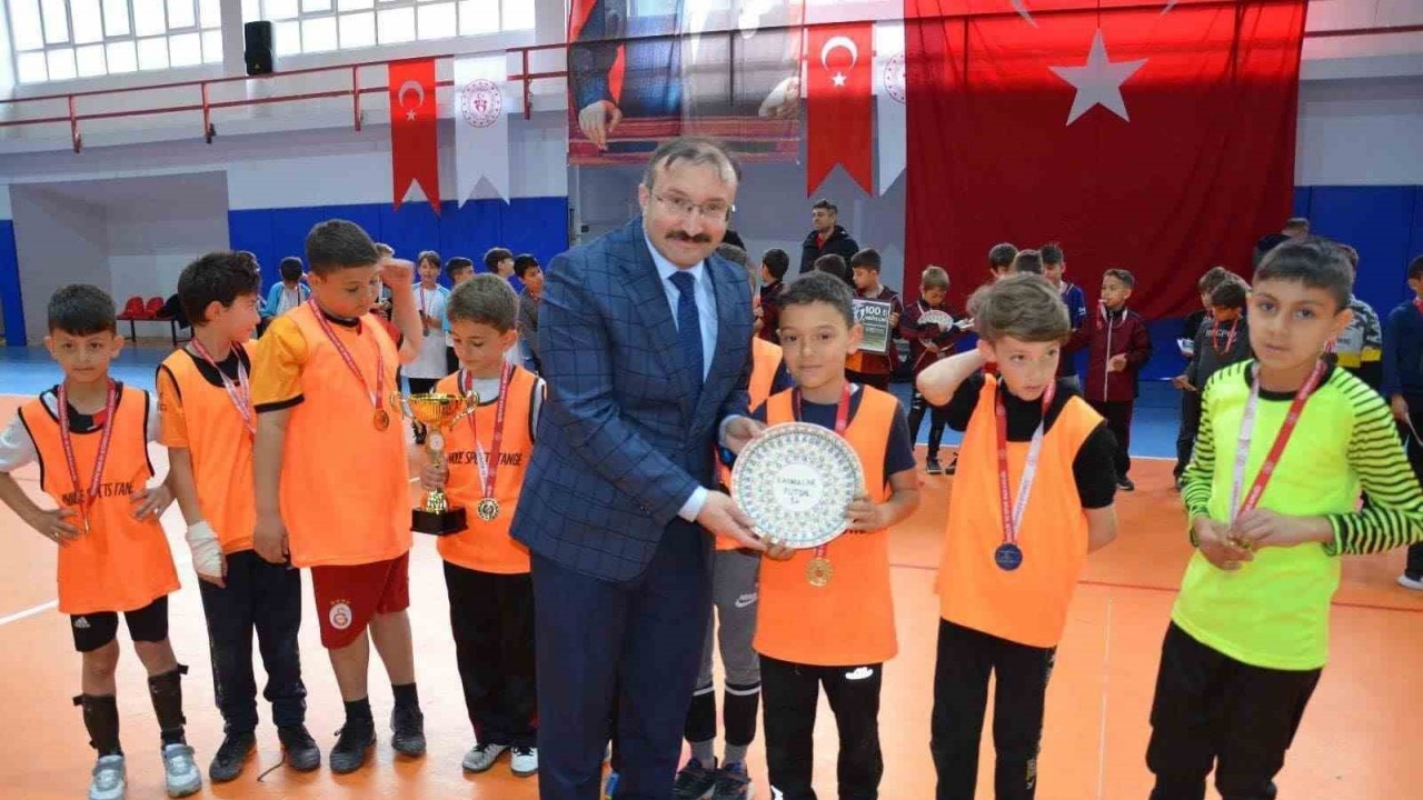 Futsal Turnuvasında şampiyon Gazi Emet B takımı