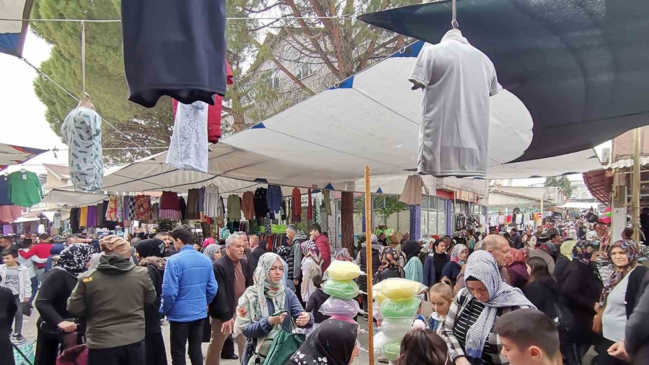 Gediz pazarında bayram yoğunluğu