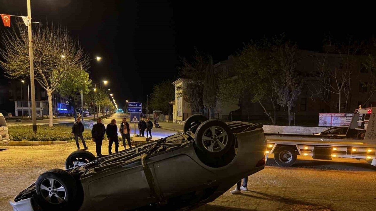 Gelibolu’da takla atan otomobildeki 2 kişi yaralandı