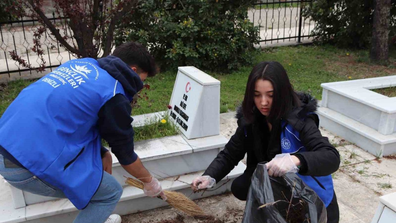 Gençler şehitlikleri temizledi