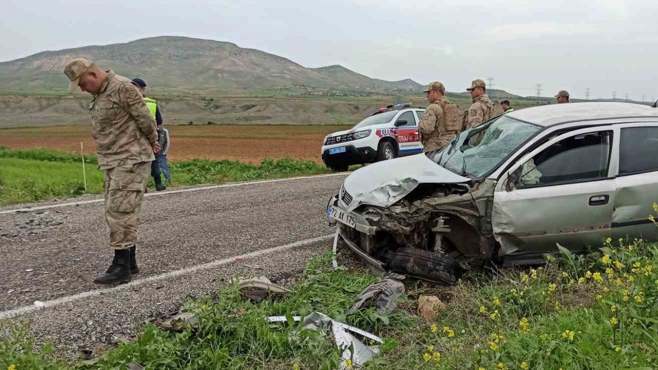 Gercüş’te iki otomobil kafa kafaya çarpıştı: 6 yaralı