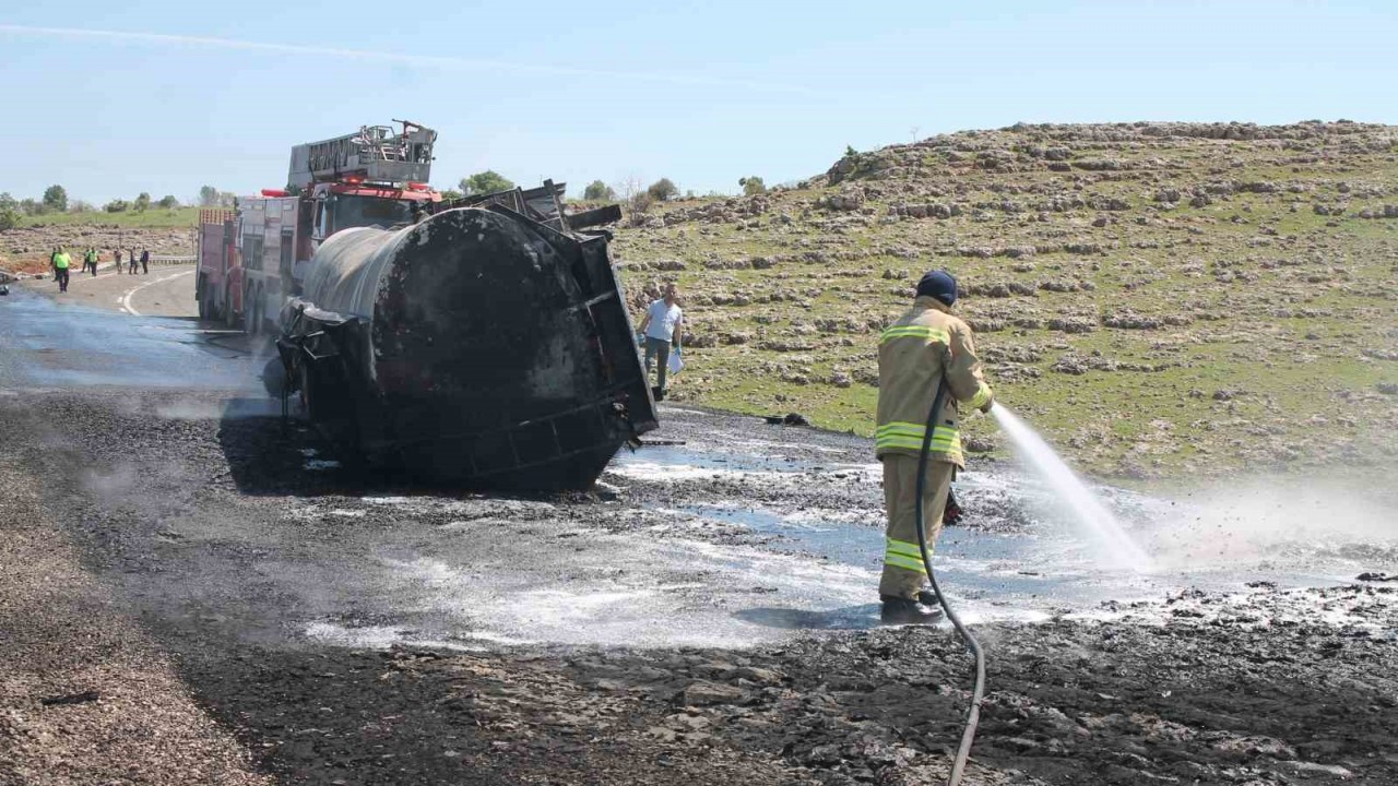 Ham petrol yüklü tır kamyonetle çarpıştı: 2 ölü, 4 yaralı