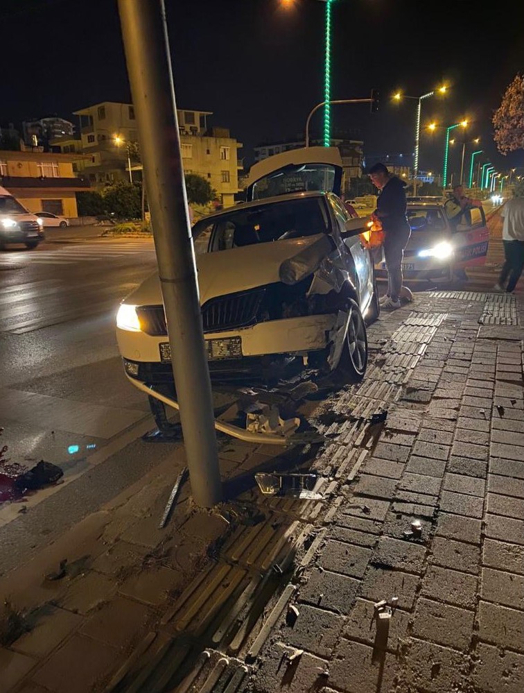 Hastane dönüşü kaza yapan polis, hayatını kaybetti