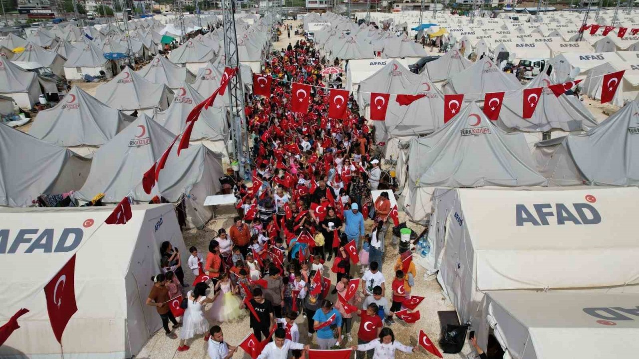 Hatay’da çadır kent kırmızı beyaza büründü