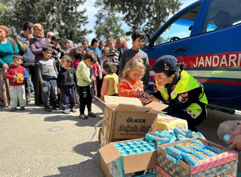 Hatay’da Jandarmadan çocuklara bayram sürprizi