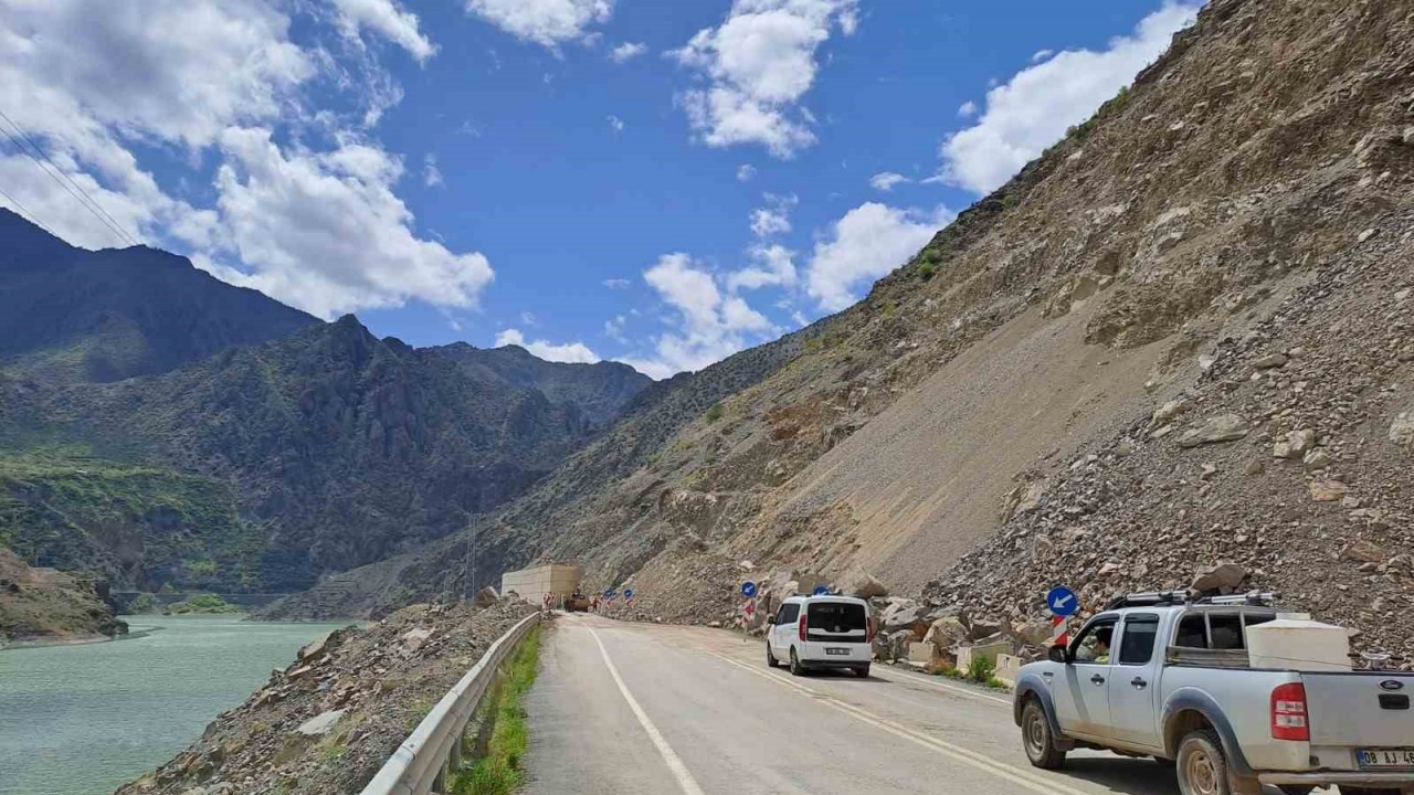 Heyelan nedeniyle kapanan Artvin-Erzurum karayolu 2 gün sonra ulaşıma açıldı