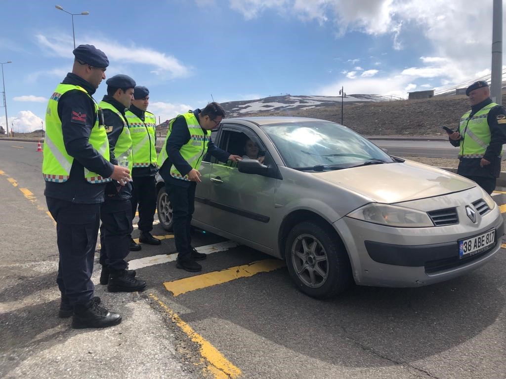 İl Jandarma Komutanı Yiğit’ten trafik denetimi