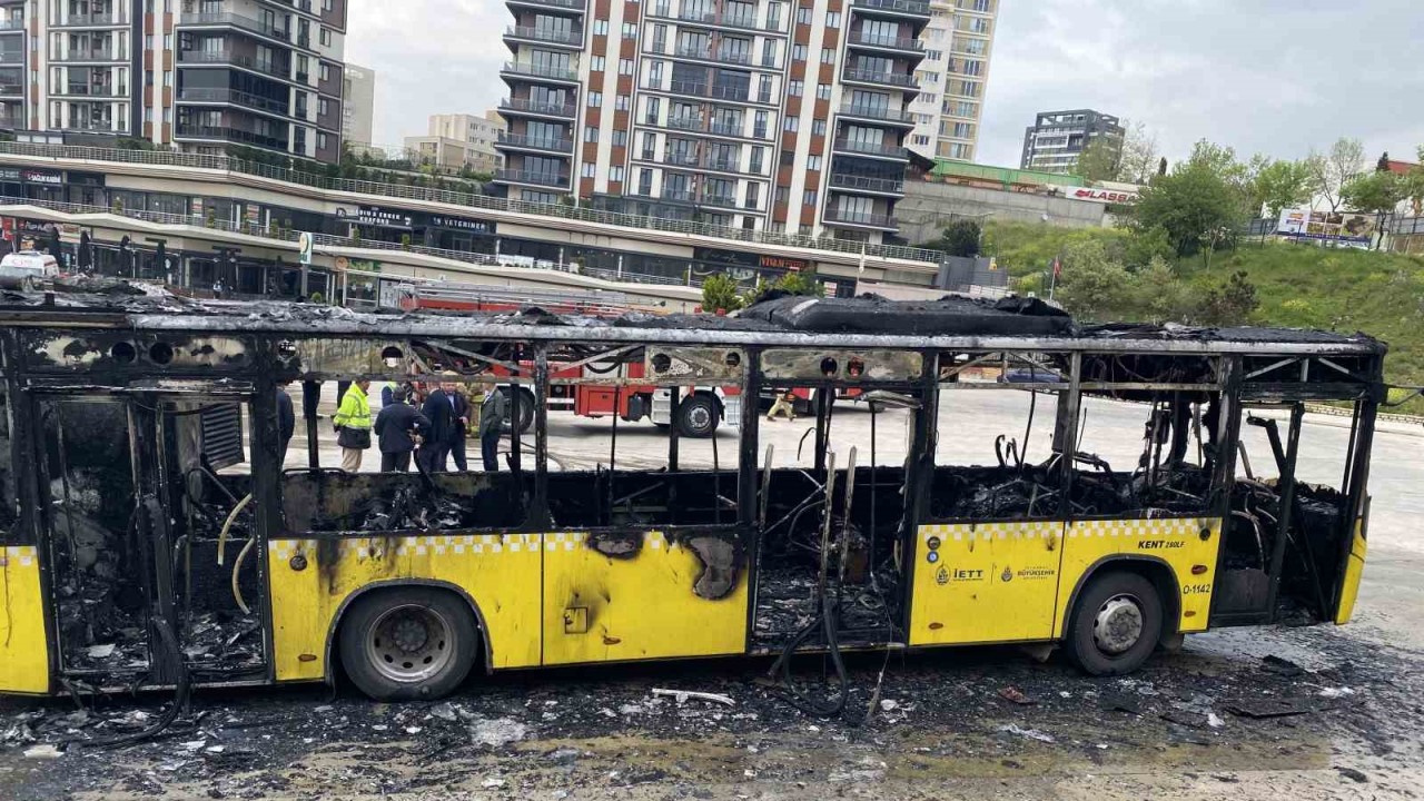 Kartal’da park halindeki İETT otobüsü alev alev yandı