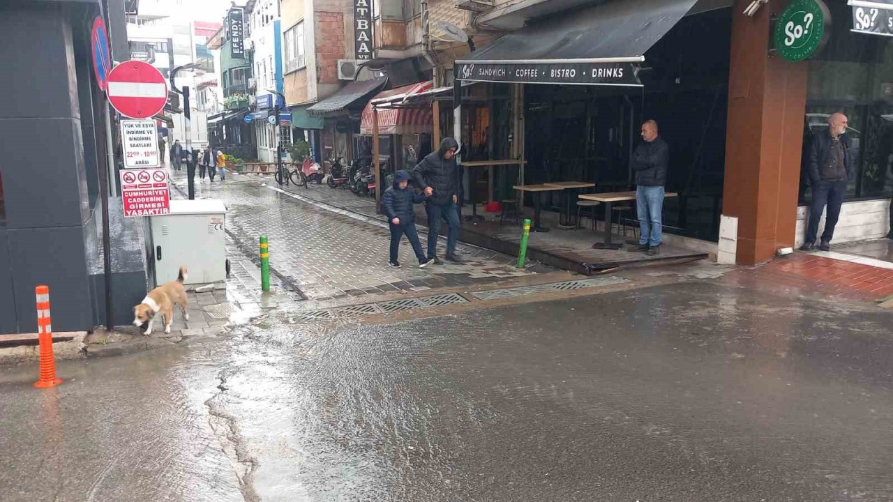 Kırklareli’nde sağanak ve dolu etkili oldu