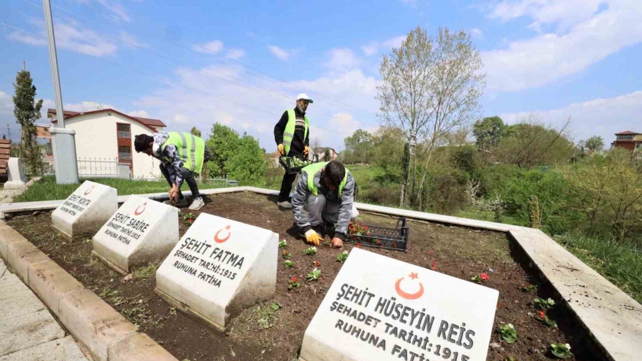 Mezarlıklar ve şehitlikler bayrama hazır