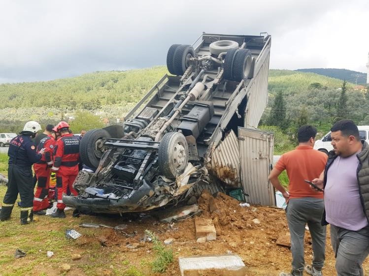 Milas’ta trafik kazası: 1’i ağır 2 yaralı