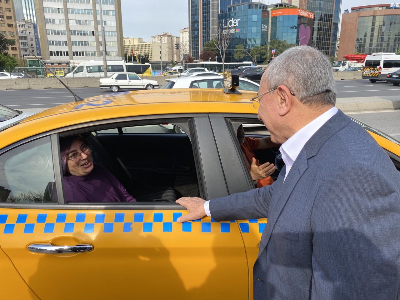 Milletvekili adayları sabah işe giden vatandaşlara kahvaltı ikramında bulundu