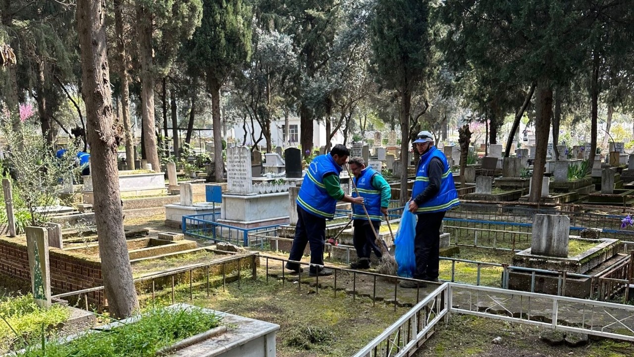 Nazilli’de mezarlıklar bayrama hazır