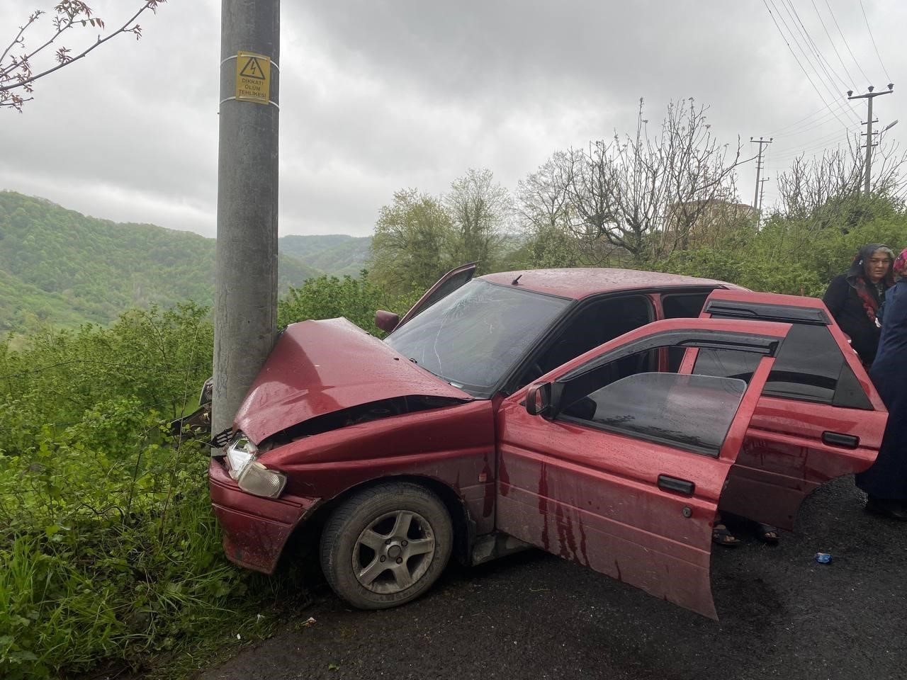 Otomobil elektrik direğine çarptı, 4 kişi yaralandı