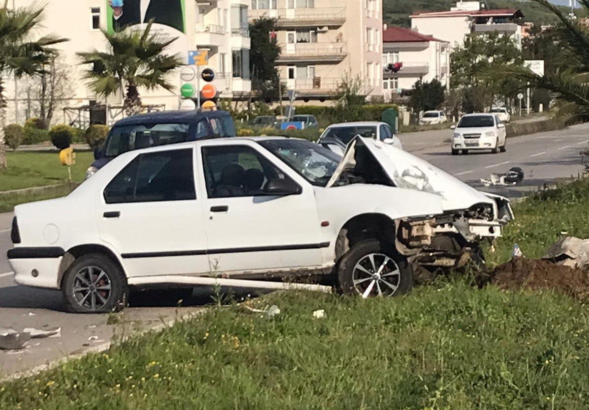 Samsun’da otomobil aydınlatma direğine çarptı: 1 yaralı