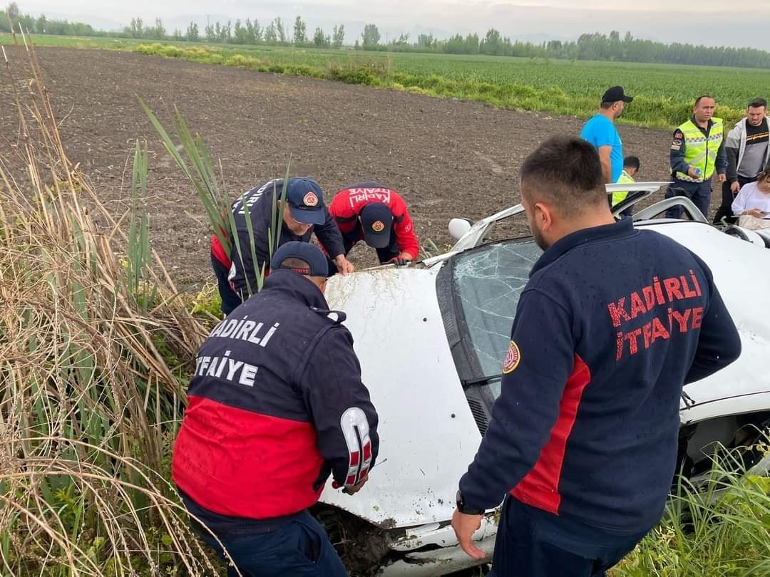 Şarampole devrilen otomobilin sürücüsü yaralandı