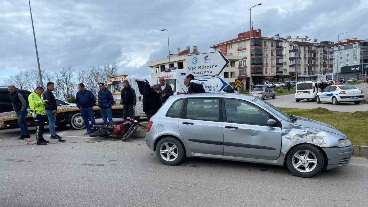 Sinop’ta otomobille çarpışan motosiklet sürücüsü yaralandı