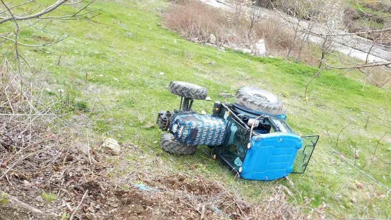 Tarlada devrilen traktörün sürücüsü yaralandı