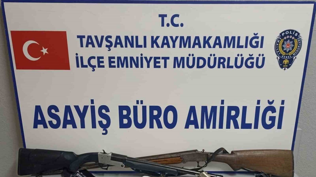 Tavşanlı’da araçlarında ve evlerinde silah ve uyuşturucu bulunan 2 kişi tutuklandı