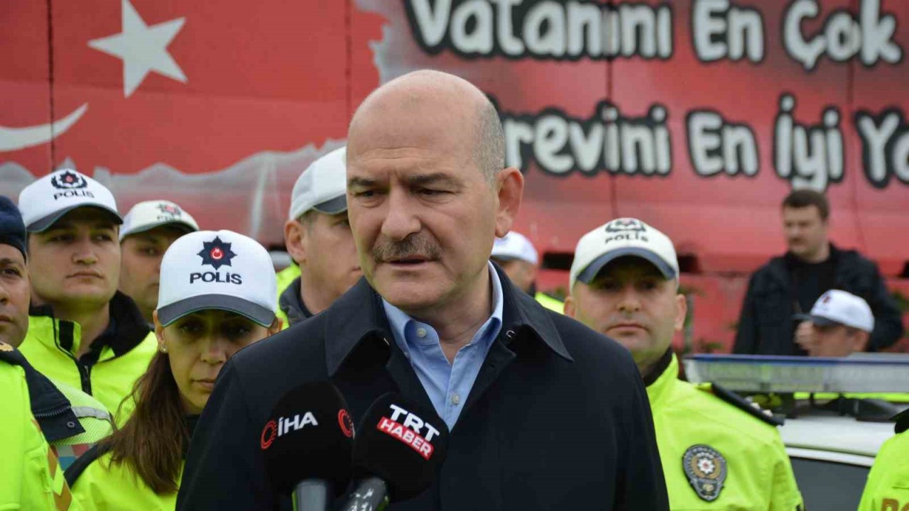 Trafik denetimine katılan Bakan Soylu: "99 bin 245 personelimiz bayram boyunca görev yapacak"