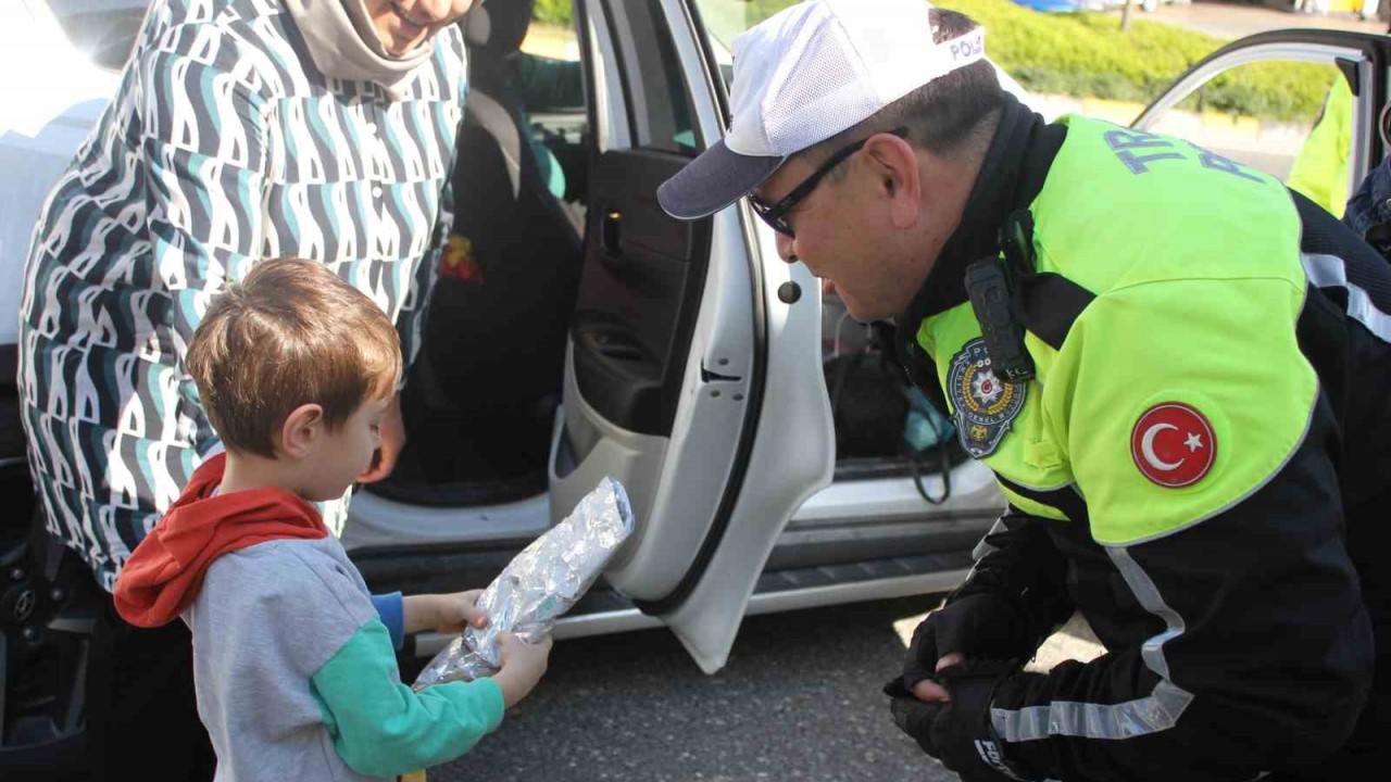 Trafik polisleri Marmaris girişinde sürücüleri uyardı, çocuklara hediye dağıttı