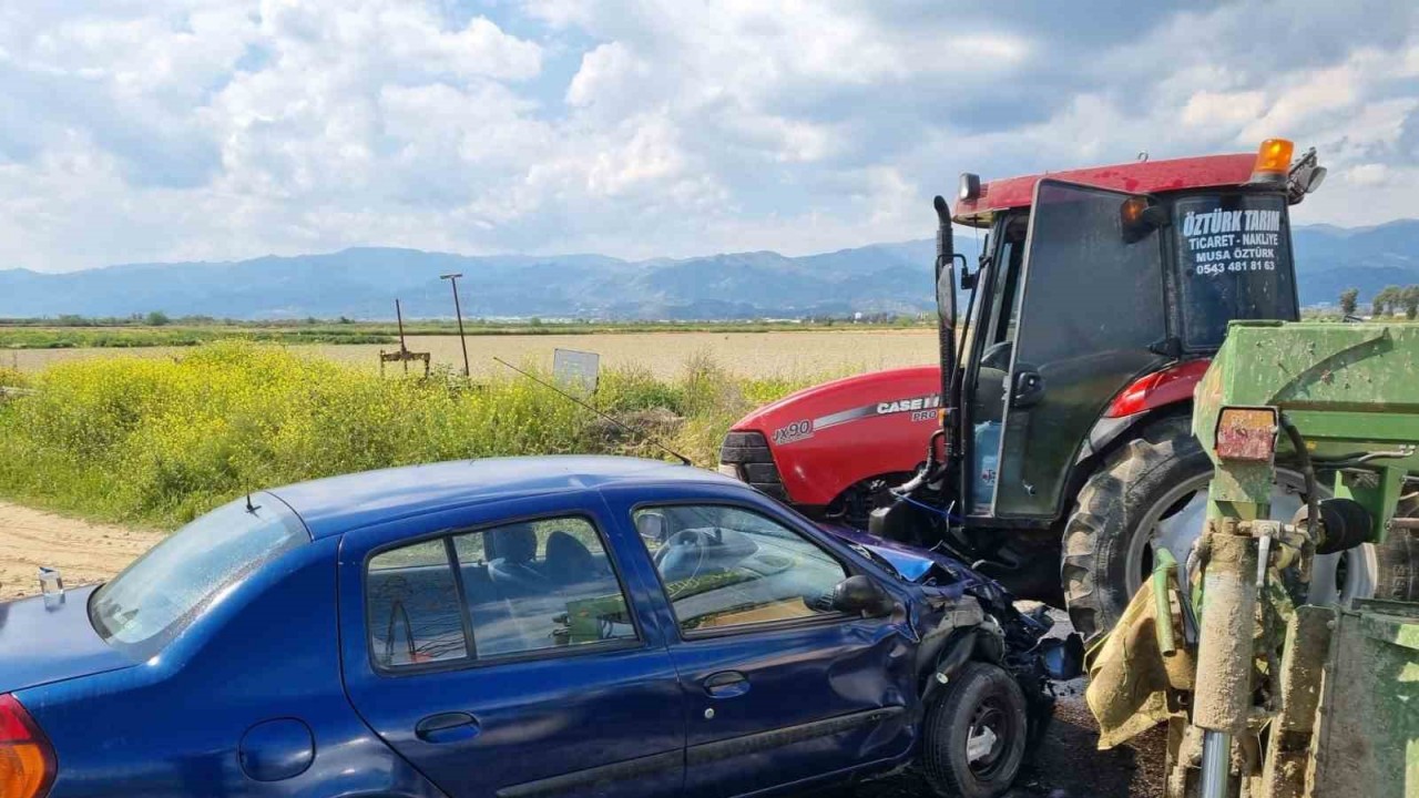 Traktör ile otomobil çarpıştı: 1 yaralı